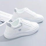 Białe, eleganckie sneakersy o lekkim komforcie