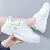 Białe, eleganckie sneakersy o lekkim komforcie