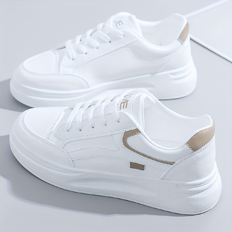 Białe, eleganckie sneakersy o lekkim komforcie