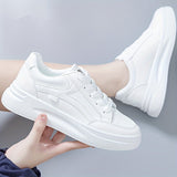 Białe, eleganckie sneakersy o lekkim komforcie