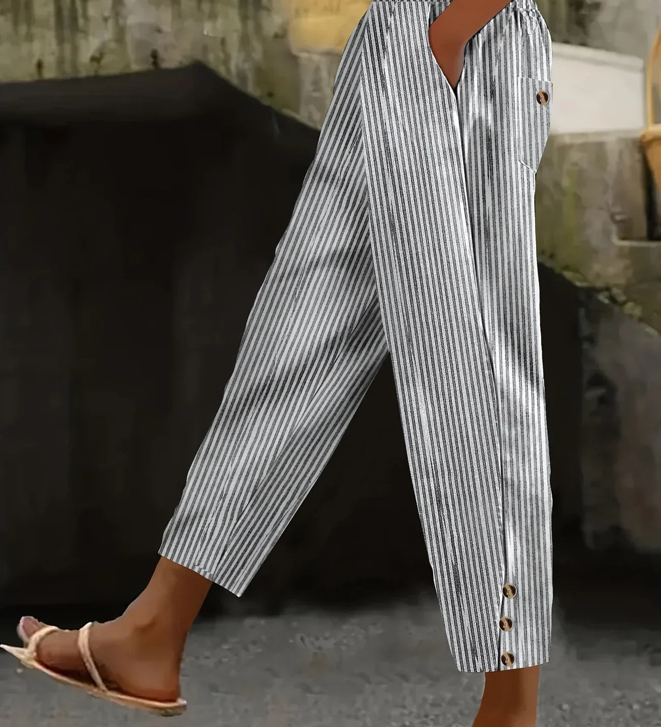 Daphné | Letnie spodnie w paski z eleganckimi detalami guzików