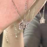 Elegancki Metalowy Naszyjnik z Zmiętą Kwiatem