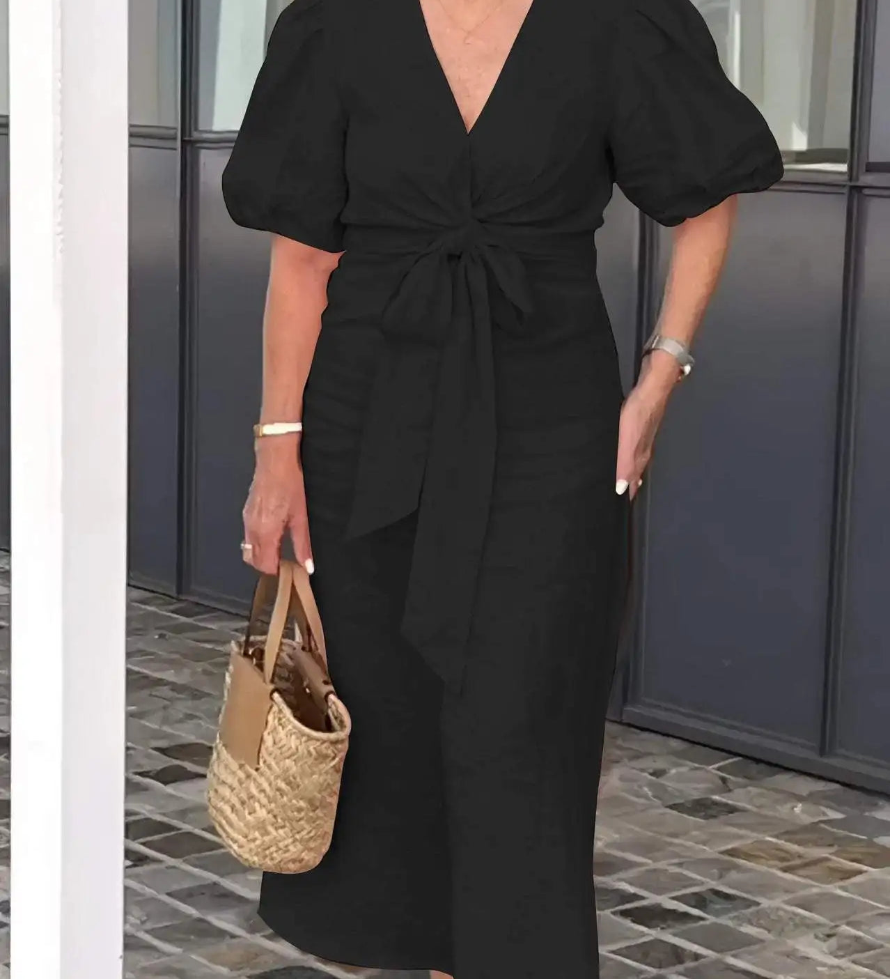 LYNORA | ELEGANCKA MIDI SUKIENKA Z DEKOLTEM W SERCIE