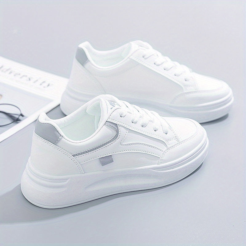Białe, eleganckie sneakersy o lekkim komforcie
