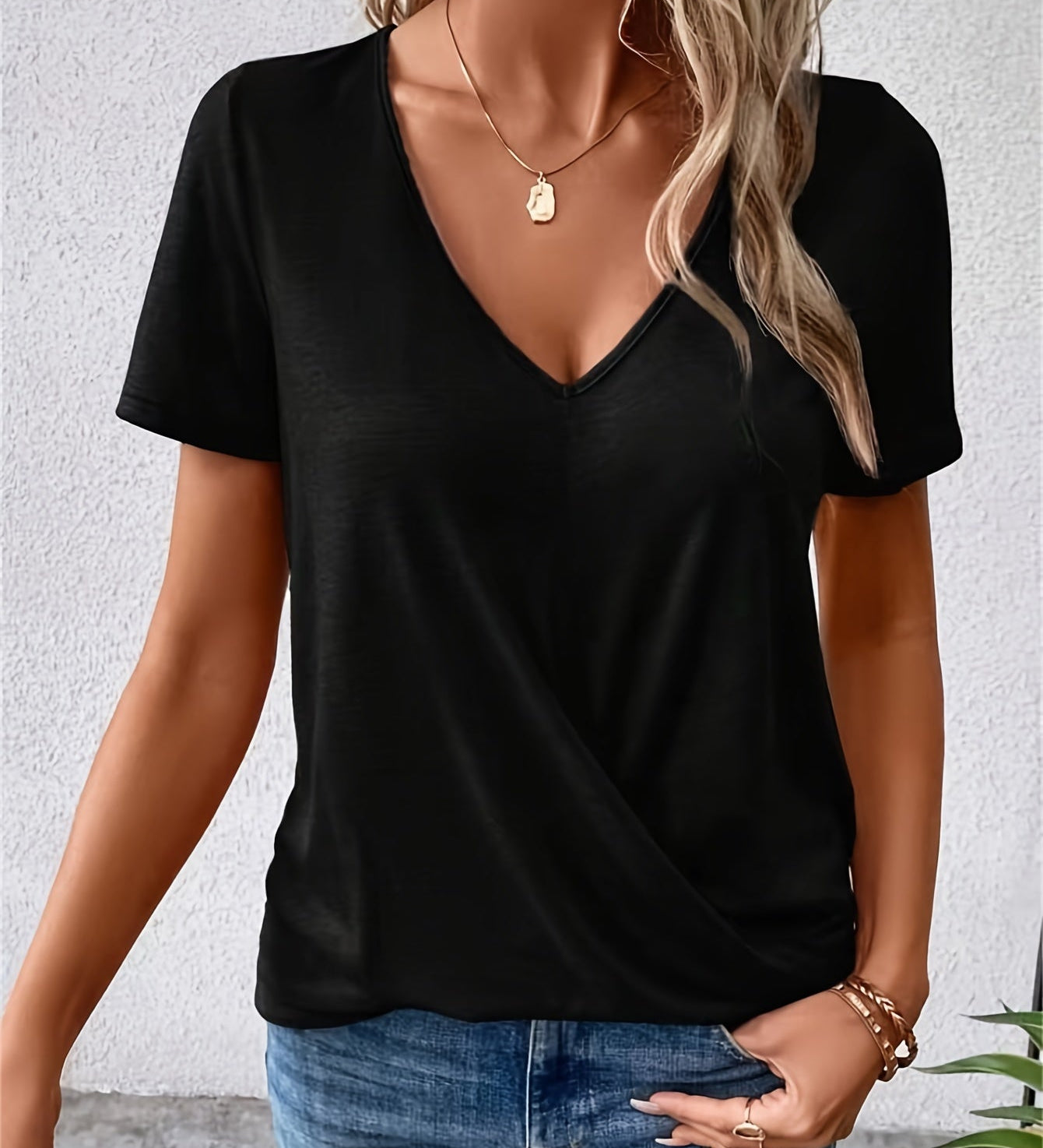 Lianna™ - T-shirt z dekoltem w serek i skręconym dołem