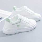 Białe, eleganckie sneakersy o lekkim komforcie
