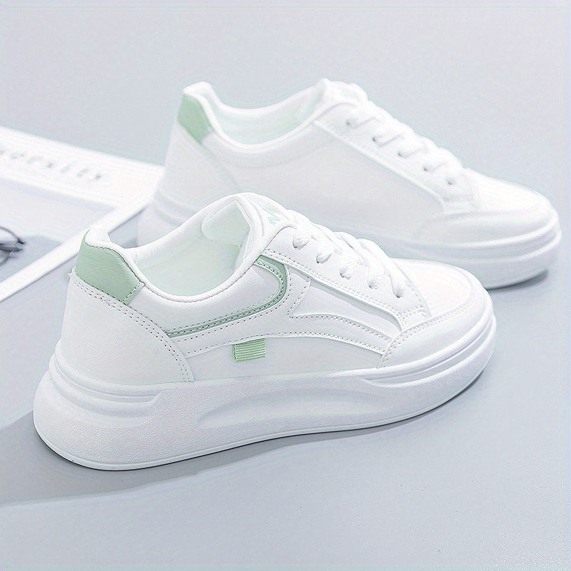 Białe, eleganckie sneakersy o lekkim komforcie